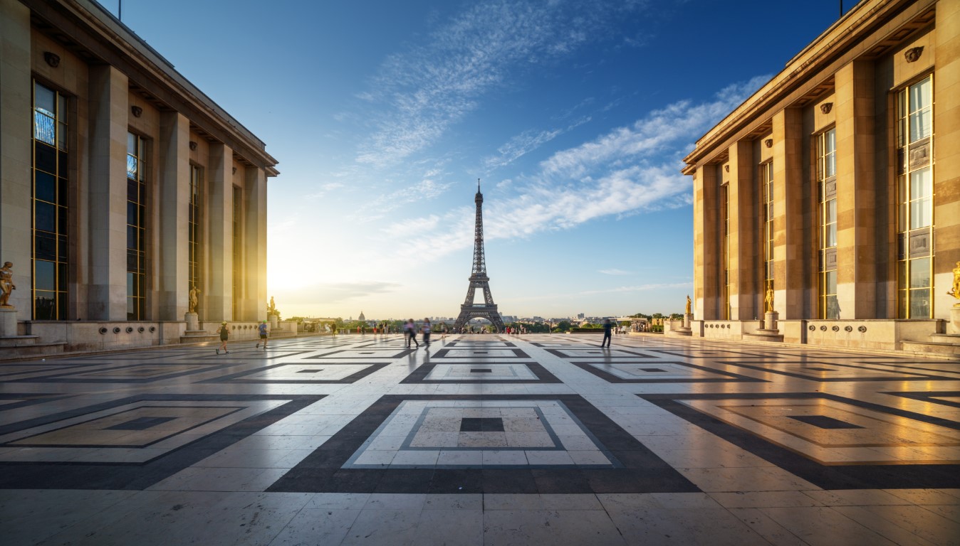 Vue sur le Trocadéro à Paris pour un projet web.