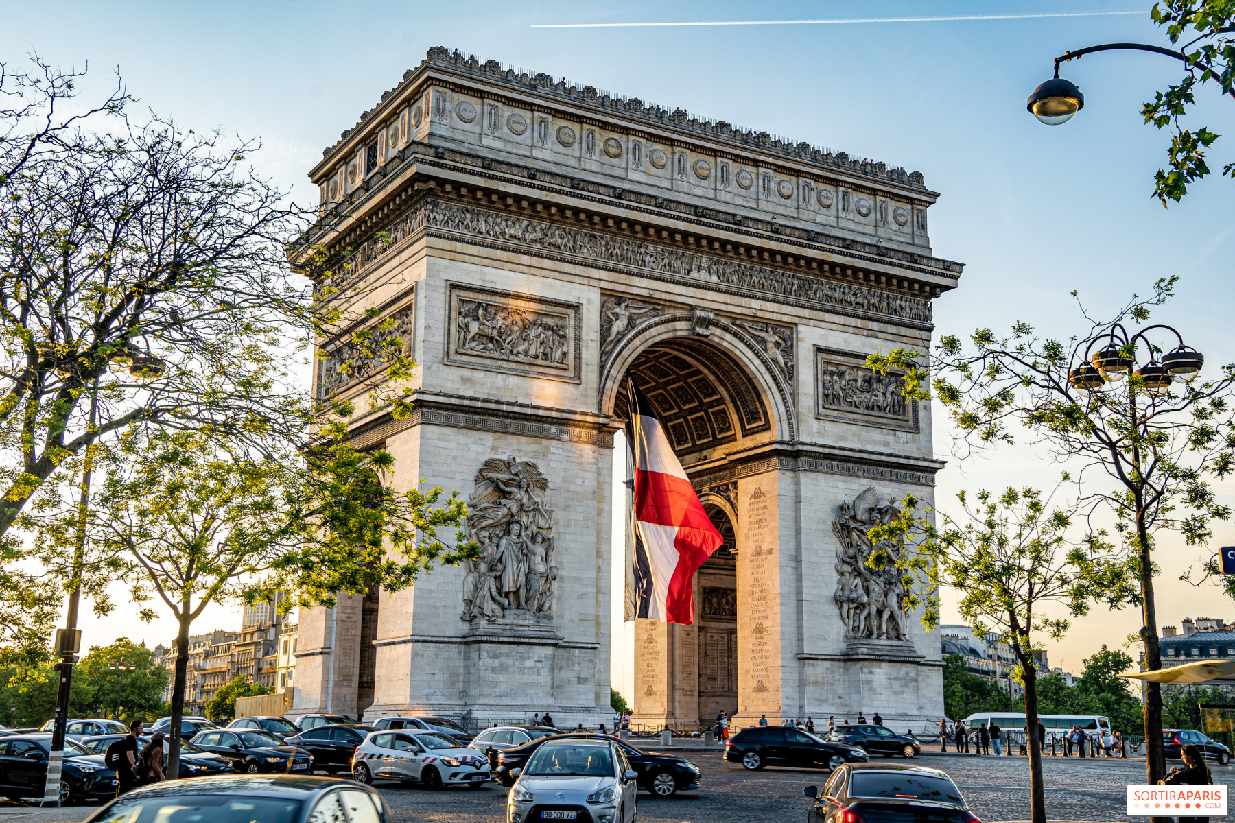 L'Arc de Triomphe à Paris pour un projet web d'entreprise.