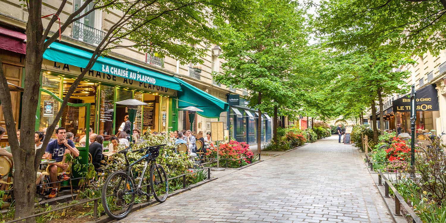 Une rue du quartier du Marais à Paris pour un projet de développement web.