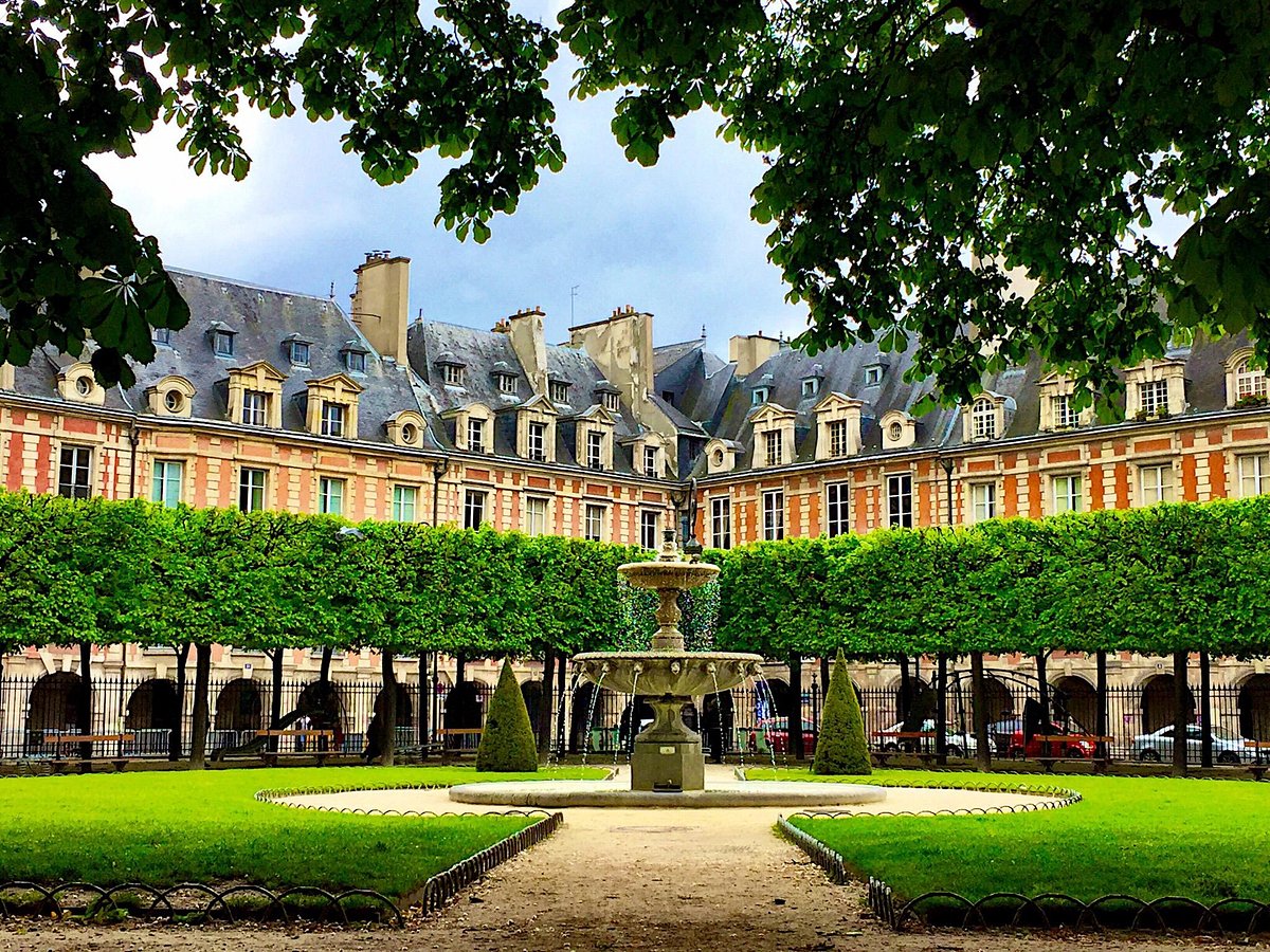 La Place des Vosges à Paris pour un projet web.