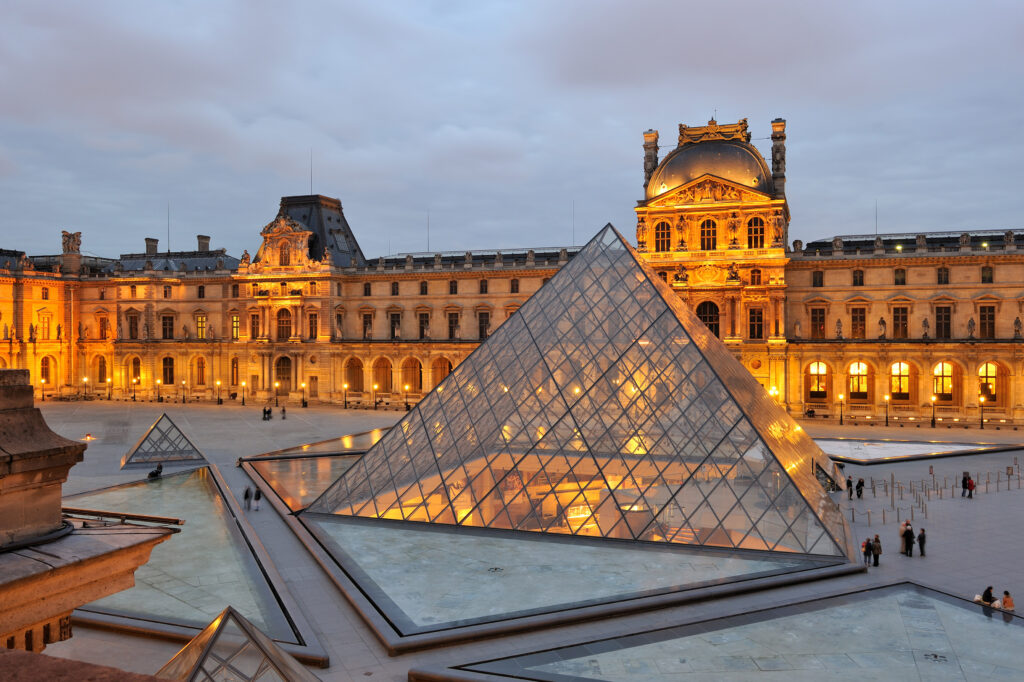Le musée du Louvre dans le 1er arrondissement de Paris pour un projet web.
