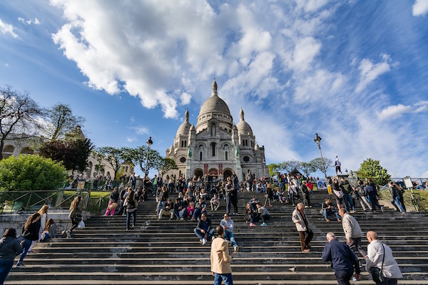 Vue sur Montmartre et le Sacré-Cœur à Paris.